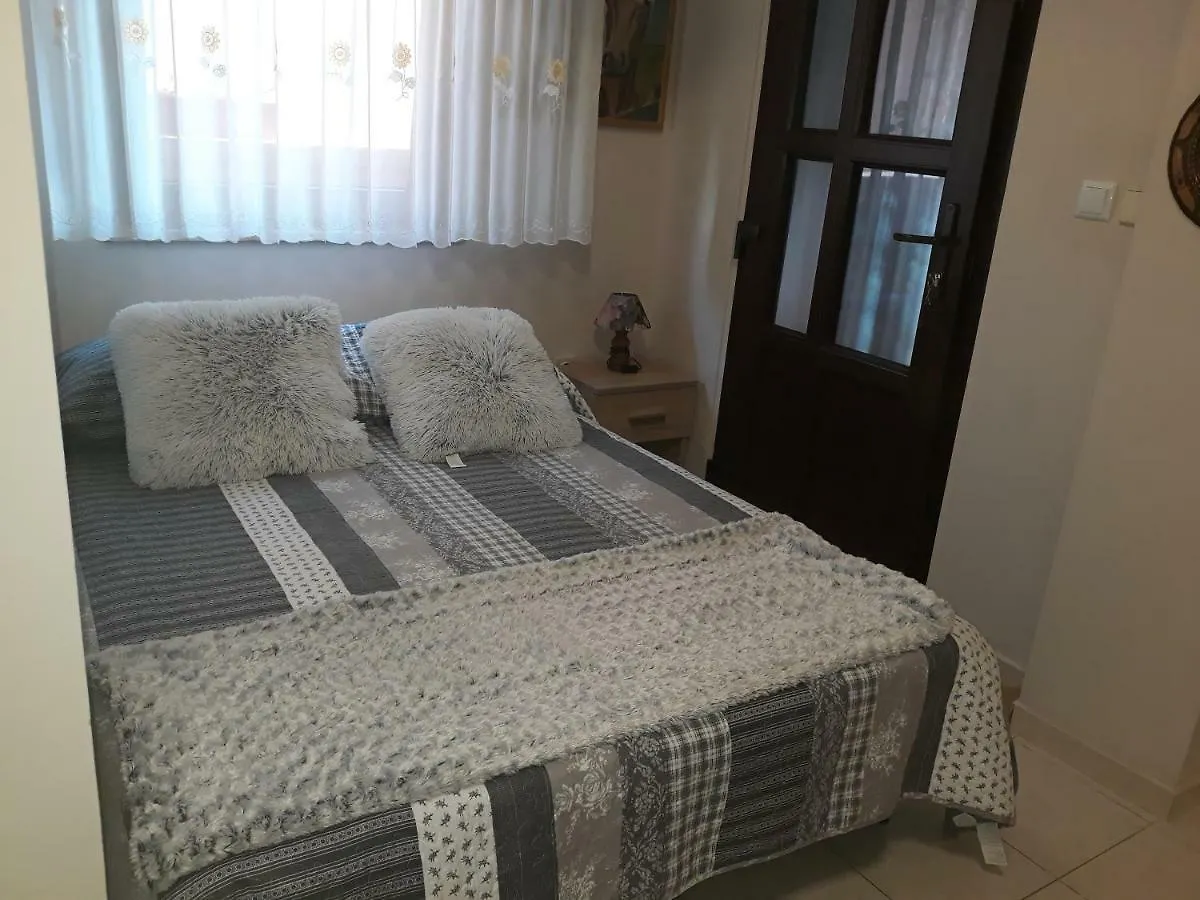פאז'אנה Apartments Dorde & Anna 0*,